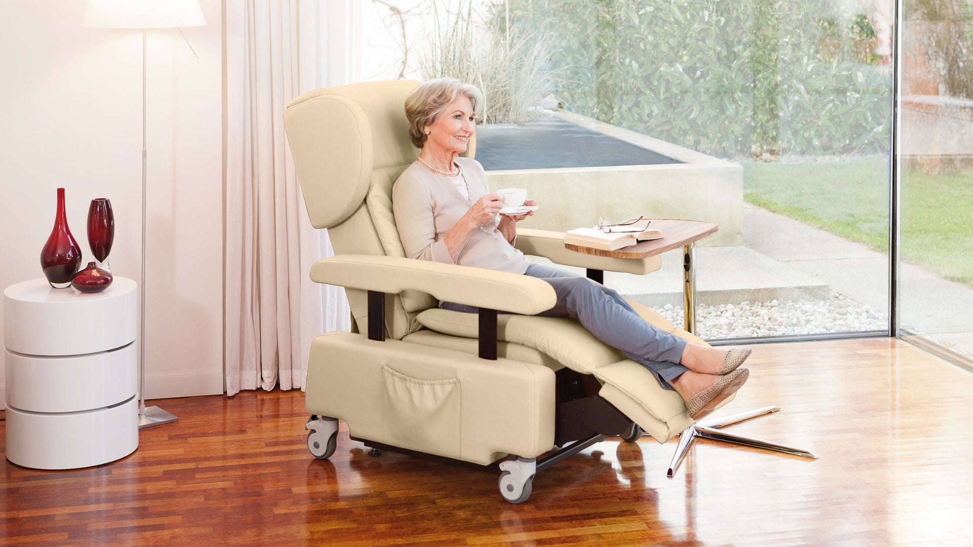 Aufstehsessel, beige