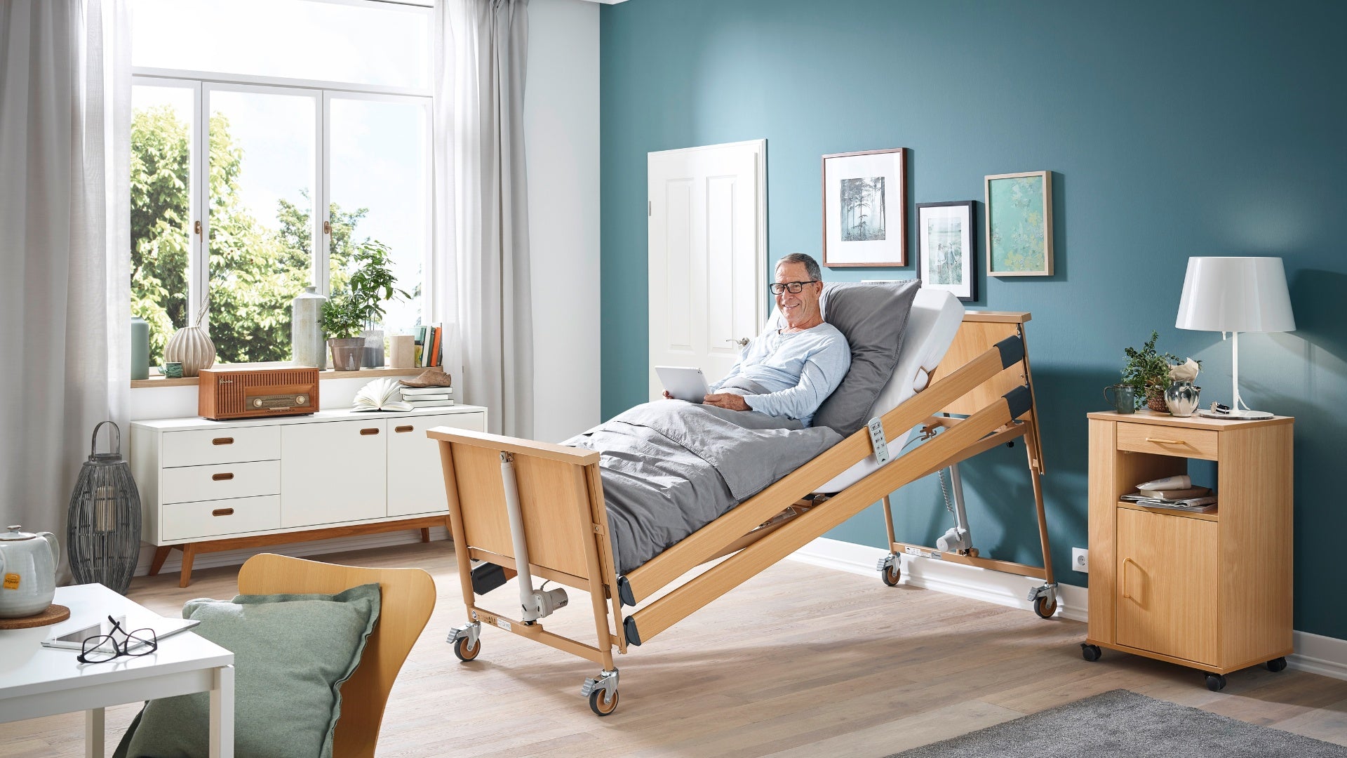 Mann im Pflegebett, verstellbar