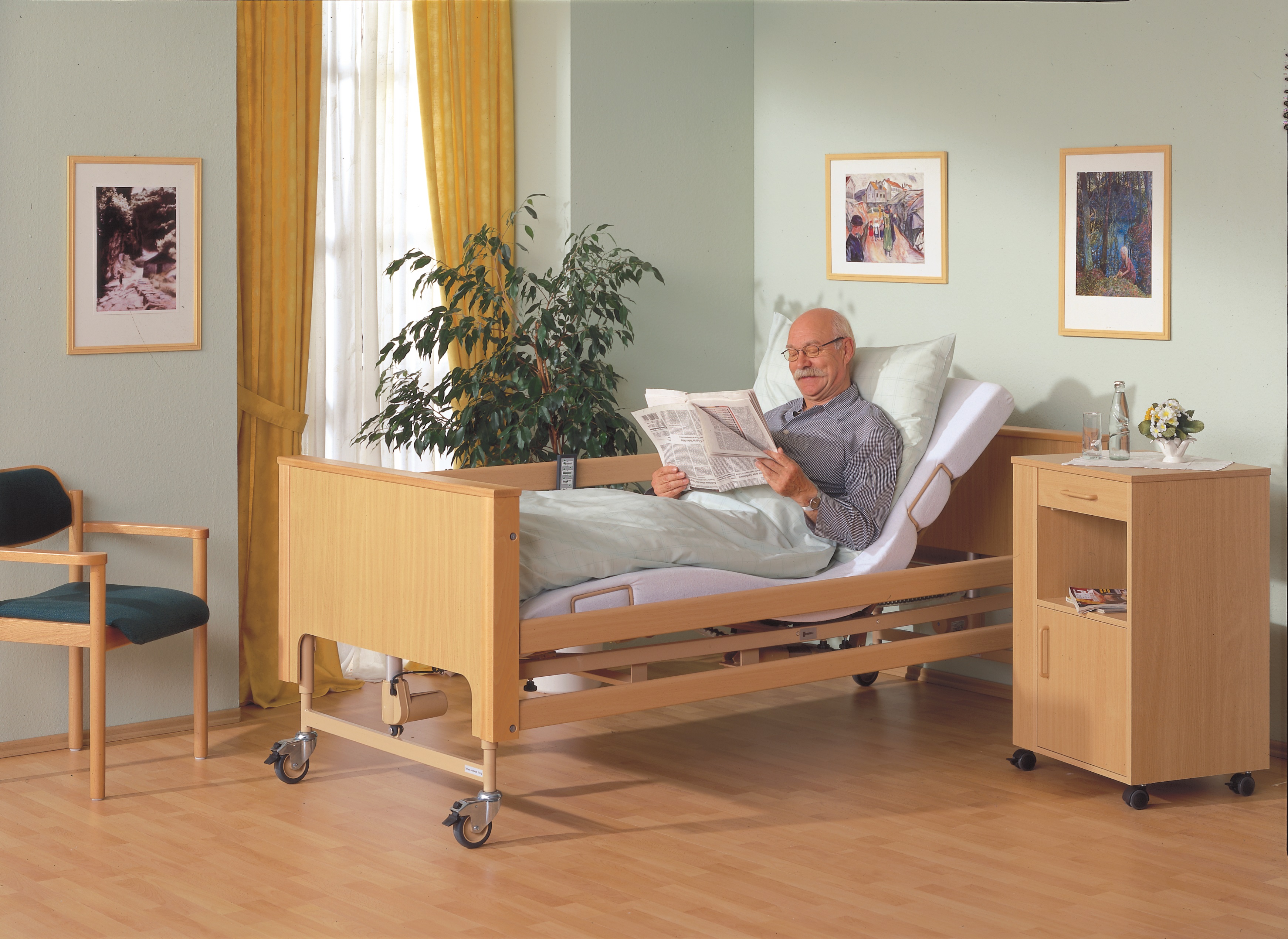 Кровать для больного инсультом. Кровать медицинская с матрасом Burmeier Arminia 2. Медицинская кровать с электроприводом Burmeier. Кровать медицинская функциональная Barry mb2pp. Кровать для пожилых людей.